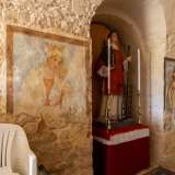 L�interno della chiesa, come Santa Maria del Soccorso, conserva una serie di pregevoli dipinti murari risalenti al 1500